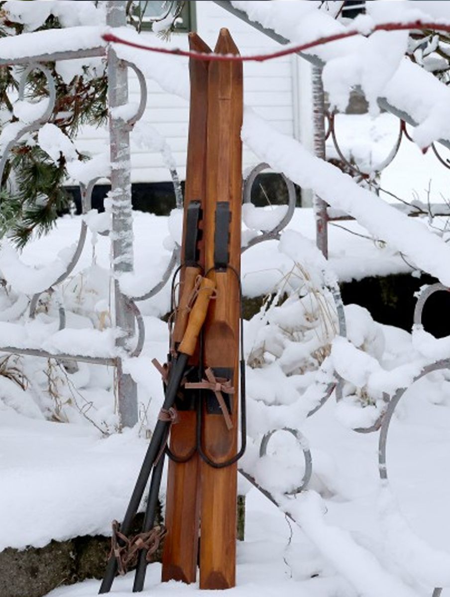 Vintage ski med staver til dekor fra Chic Antique