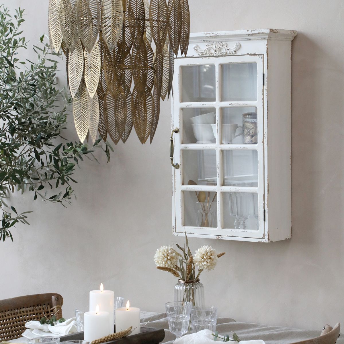 Veggskap i antikk kremfarge fra Chic Antique