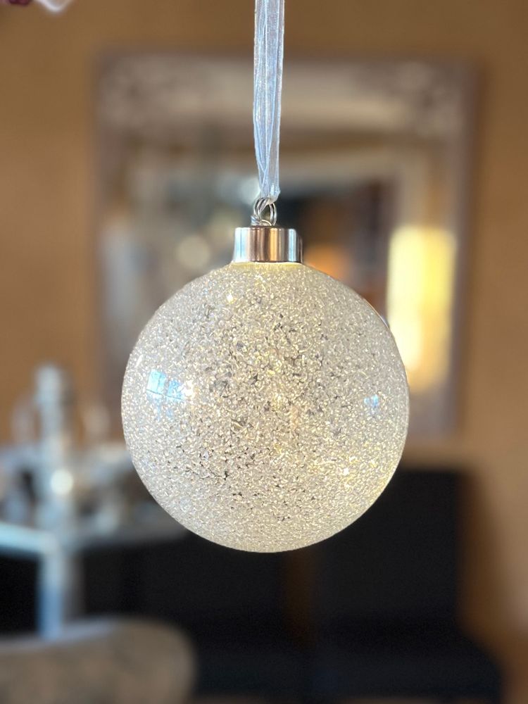 Julekule i glass med ledlys og snøeffekt - 15 cm diameter