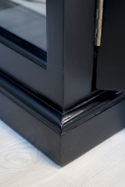 Hovedbilde Marseille Vitrineskap sort med 4 dører og hyller - Chic Antique