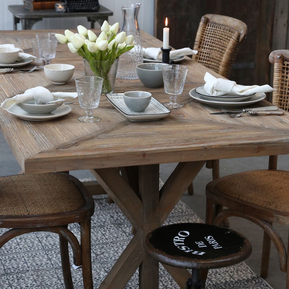 Fransk spisebord i gjenbrukstre fra Chic Antique