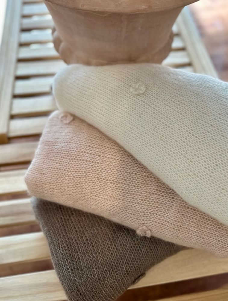 Pledd i mohair i lekker rosafarge.