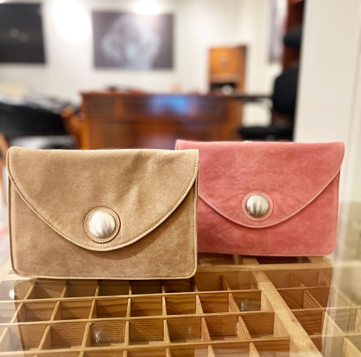 Søt liten clutch i imitert semsket skinn fra Lulu's