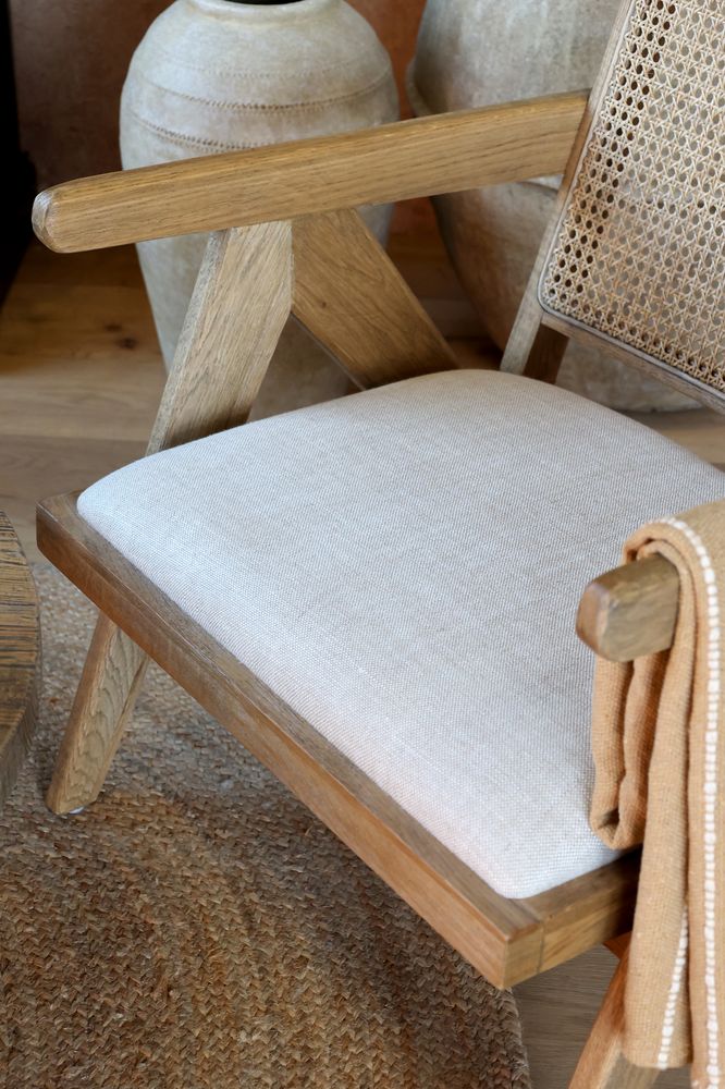 Loungestol med stofsete og flettet rygg fra Chic Antique