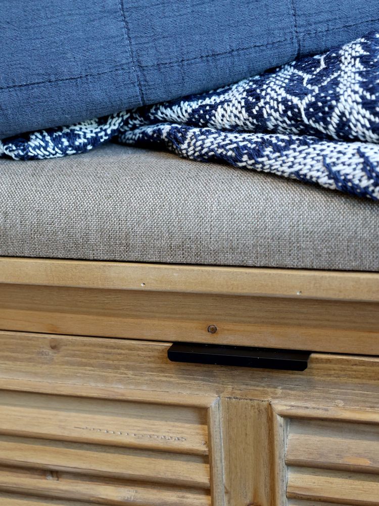 Benk med pute og vippeskuffer fra Chic Antique