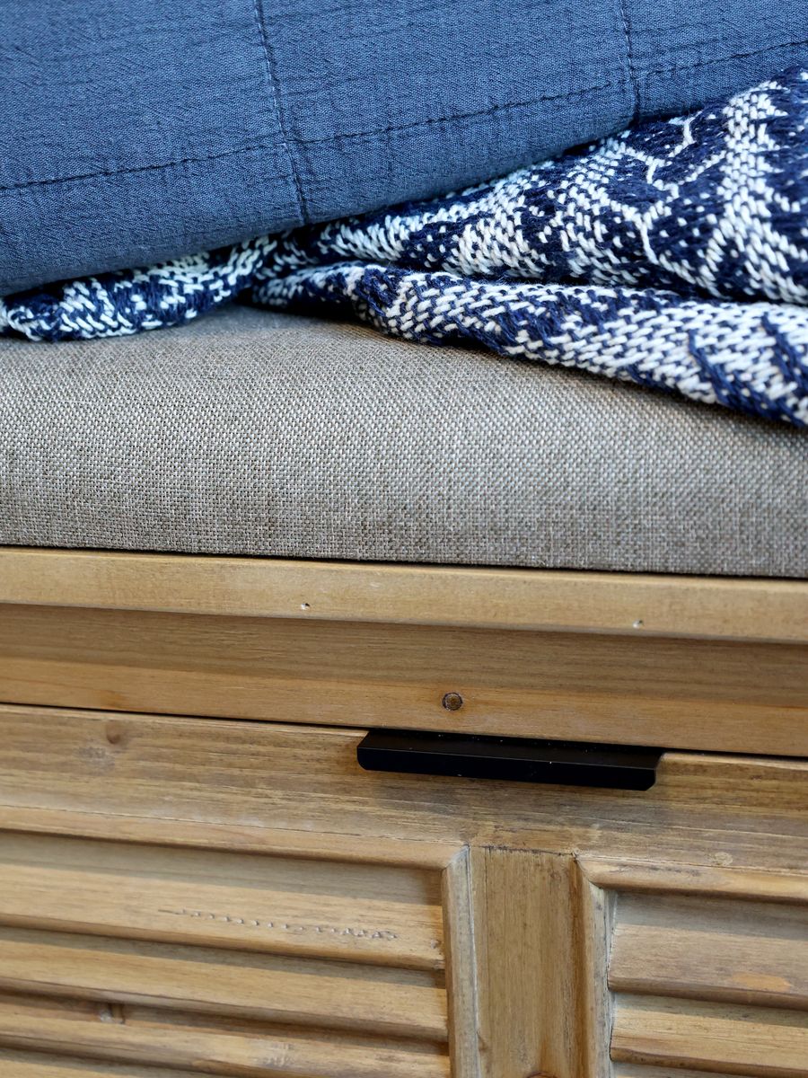 Benk med pute og vippeskuffer fra Chic Antique