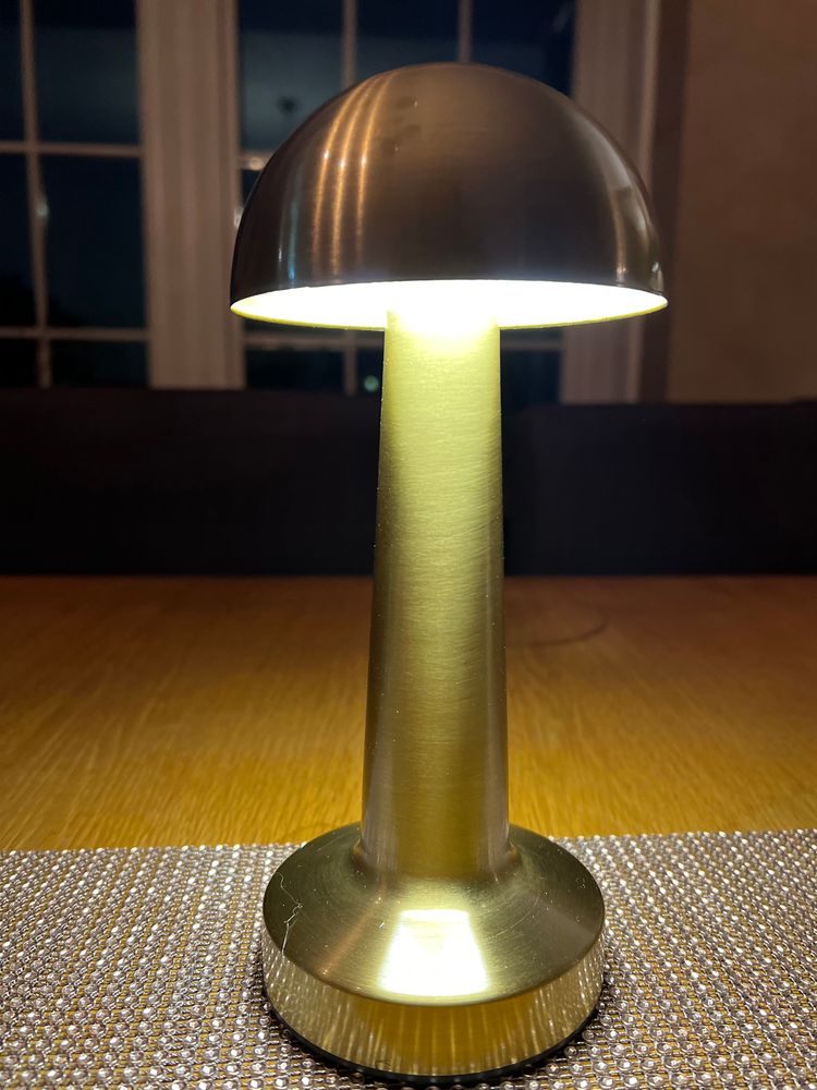 Oppladbar touch lampe i gullfarget stål - rund