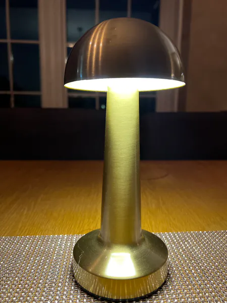 Hovedbilde Oppladbar touch lampe i gullfarget stål - rund