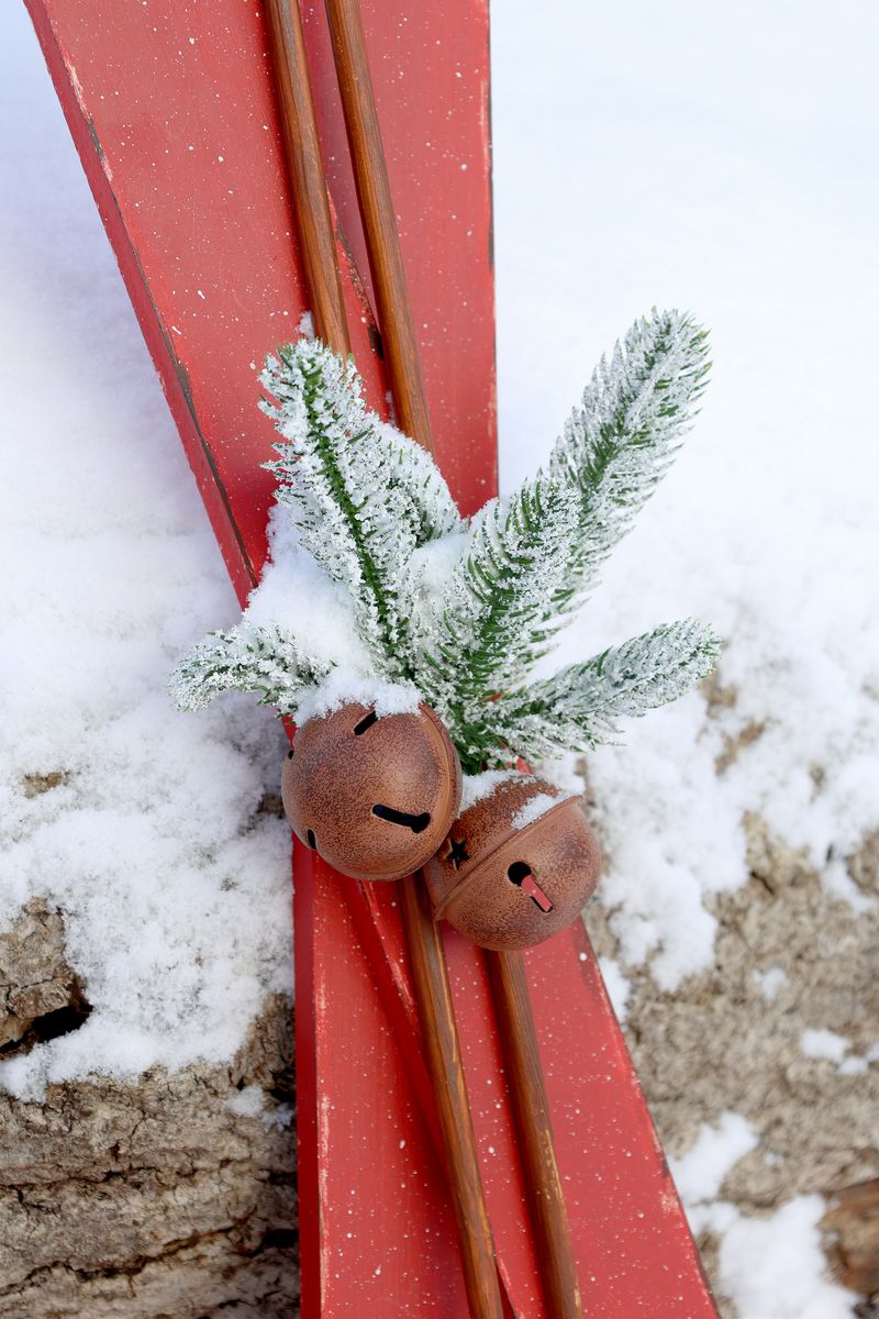 Cherry Vintage ski med staver til dekor fra Chic Antique