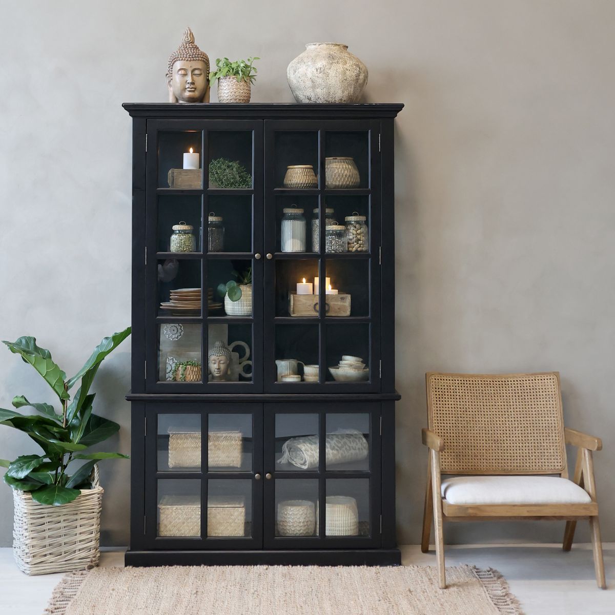 Marseille Vitrineskap sort med 4 dører og hyller - Chic Antique
