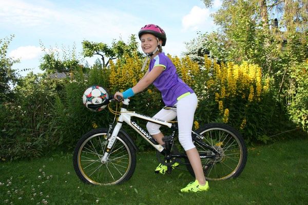 Hovedbilde CyClaw - Fotball holder for sykkel eller sparksykkel