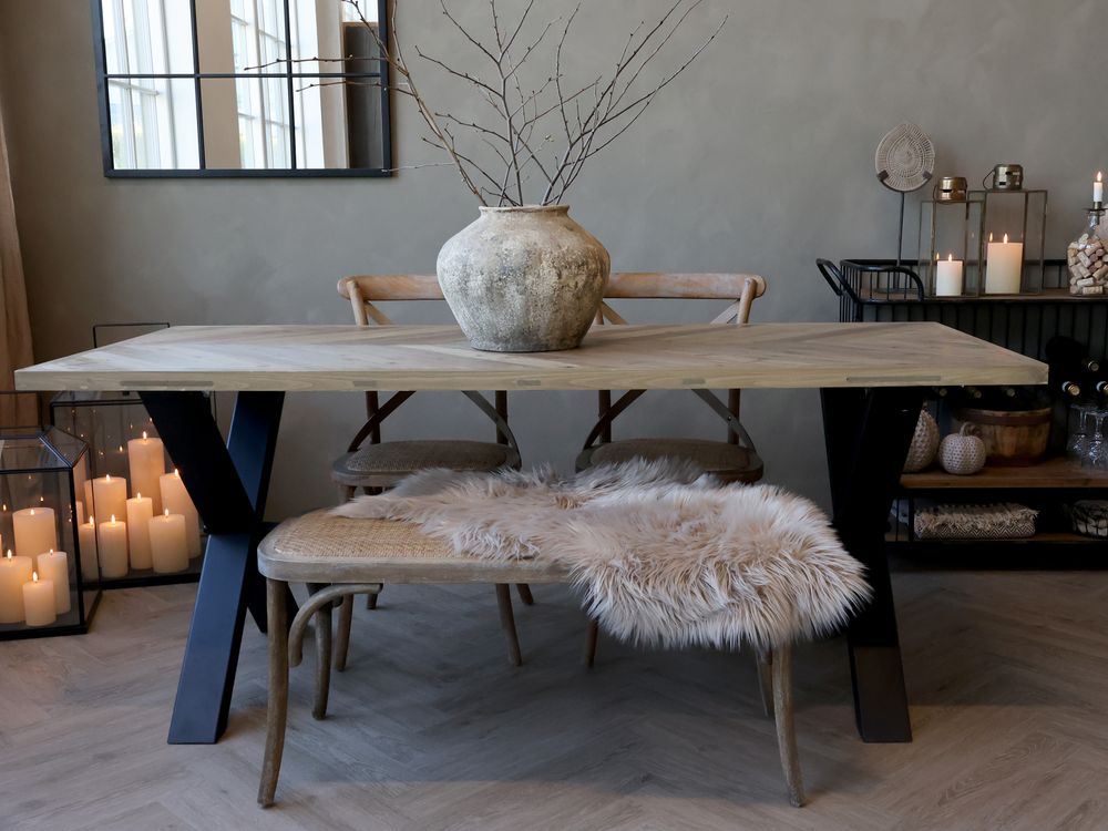 Vakkert spisebord fra Chic Antique med fiskebensmønster