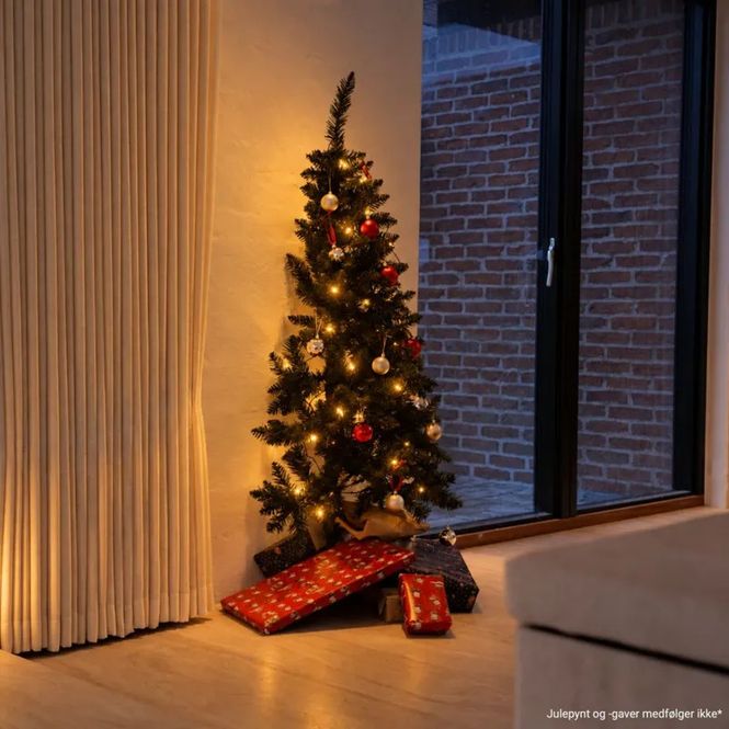 Hovedbilde Halvt juletre 150 cm med LED-lys – Perfekt for deg med liten plass