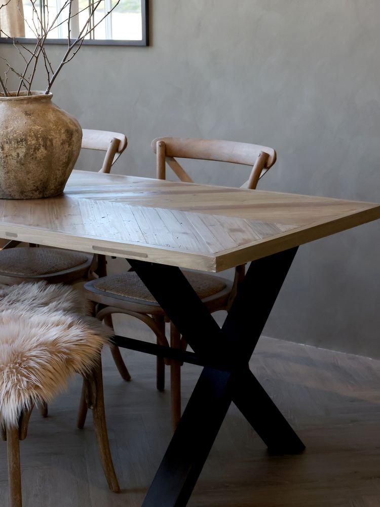 Vakkert spisebord fra Chic Antique med fiskebensmønster