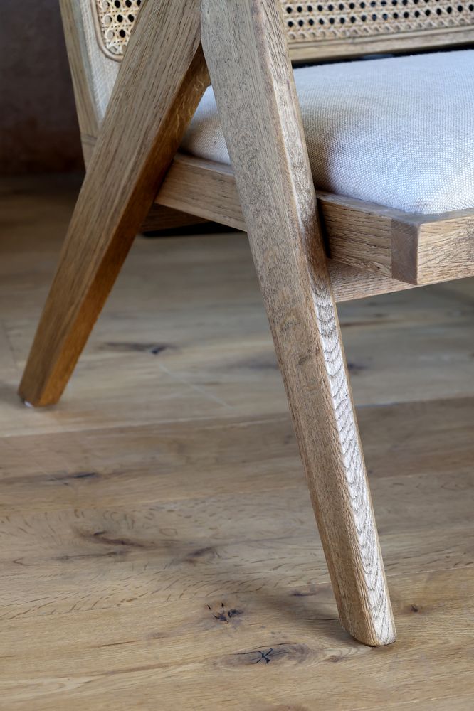 Loungestol med stofsete og flettet rygg fra Chic Antique