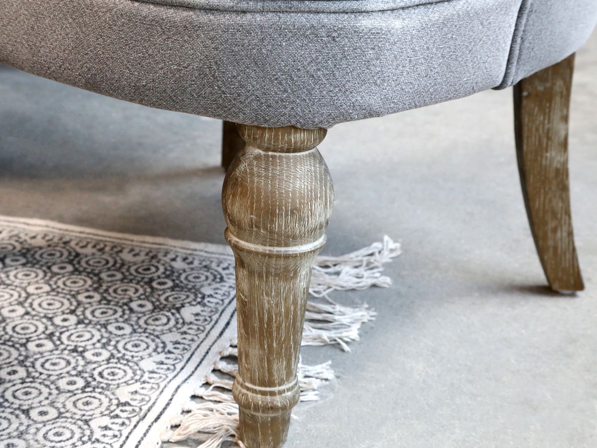 Fransk lenestol i linstoff fra Chic Antique i fargen grå