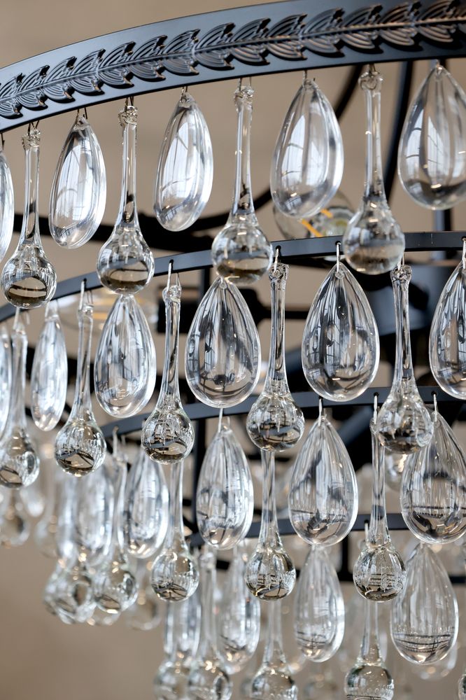 Versailles Lysekrone med dråpeformede glassprismer - 59 cm høyde