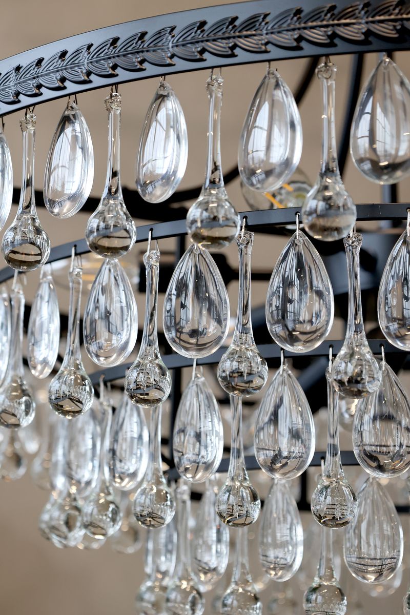 Versailles Lysekrone med dråpeformede glassprismer - 59 cm høyde